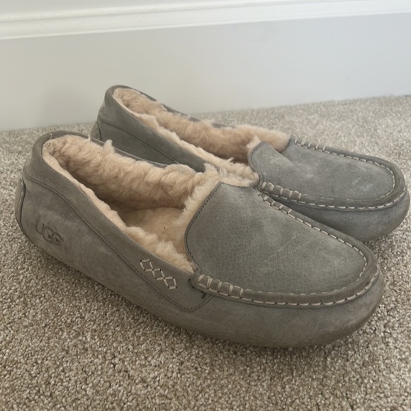 UGG Slip On’s Slippers - Picture 2 of 5